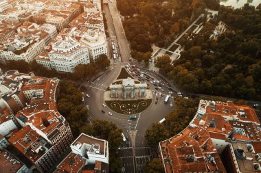 İspanya'da Alcala Kapısı ile Madrid havadan görünümü.