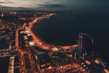 İspanya 'daki Barselona kıyılarının geceleri hava manzarası.