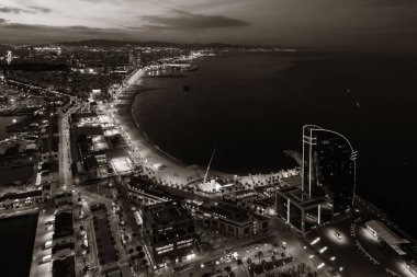 İspanya 'daki Barselona kıyılarının geceleri hava manzarası.