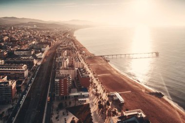 İspanya 'da güneş doğarken Barselona sahili hava manzarası