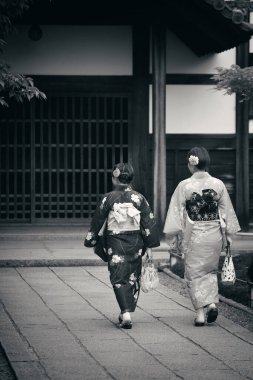 Japonya 'nın Kyoto kentindeki tarihi binayla geleneksel kostümlü Japon kadın..