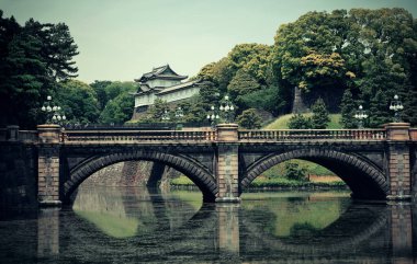 Nehir üzerinde köprüsü olan Tokyo İmparatorluk Sarayı. Japonya.