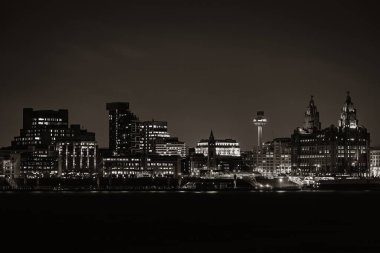 İngiltere 'de İngiltere' deki binalarla geceleyin Liverpool gökdelenli şehir manzarası