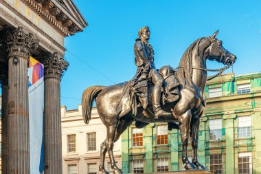 İskoçya 'daki Queen Caddesi' nde Wellingtons Anıtı ile Modern Sanat Galerisi