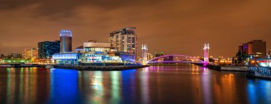 Salford Quays iş bölgesi geceleyin Manchester, İngiltere, İngiltere 'de