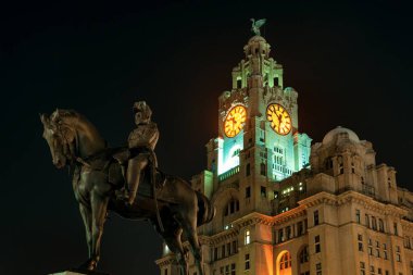 İngiltere 'nin İngiltere şehir merkezinde gece yarısı EDWARD VII heykeli ile Liverpool tarihi mimarisi