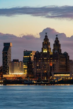 Liverpool Kraliyet Liver Binası İngiltere 'de binaları olan bir gece.