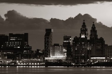 Liverpool Kraliyet Liver Binası İngiltere 'de binaları olan bir gece.