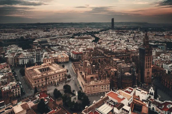 聖マリア大聖堂またはセビリア大聖堂の空中風景は スペインのセビリアの有名なランドマークとして — ストック写真