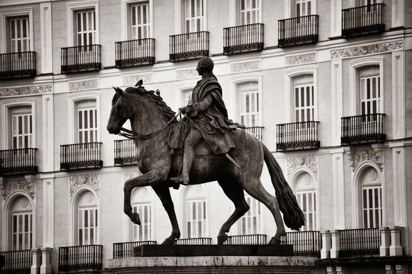 Kuningas Carlos Iii Patsas Hevosen Selässä Puerta Del Solissa Madridissa — kuvapankkivalokuva