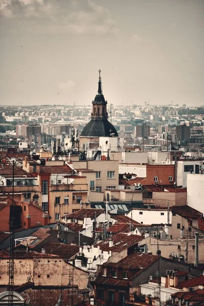 Madrid Skyline Ταράτσα Κτίρια Και Καμπαναριό Εκκλησία Στην Ισπανία — Φωτογραφία Αρχείου