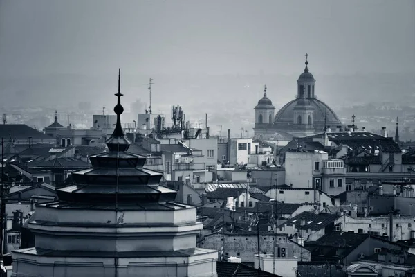 マドリード市内のスカイラインとスペインのサンフランシスコ グランデ大聖堂の屋上ビュー — ストック写真