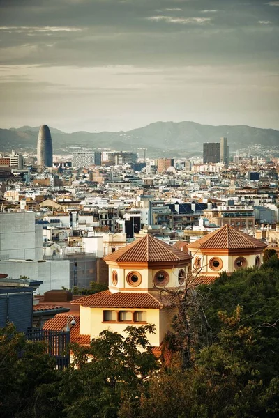 바르셀로나의 하늘을 배경으로 스페인의 건물들 — 스톡 사진