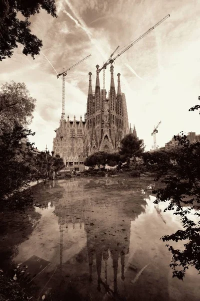 Sagrada Familia Avec Reflet Lac Comme Point Repère Célèbre Site — Photo