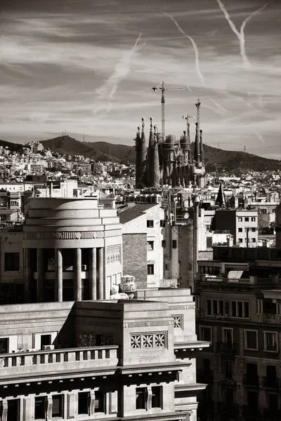 스페인 바르셀로나의 스카이라인에 사그라다 파밀리아 — 스톡 사진