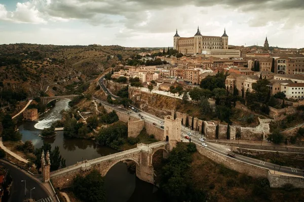 Widok Powietrza Panoramę Miasta Toledo Starym Mostem Hiszpanii — Zdjęcie stockowe