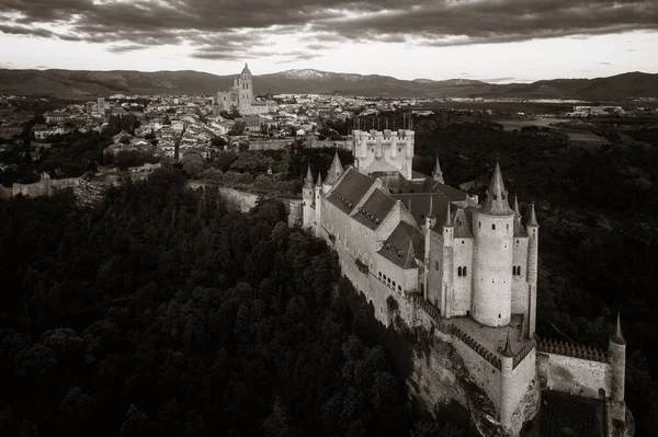 İspanya 'nın ünlü hava manzarası olarak Segovia' lı Alcazar.