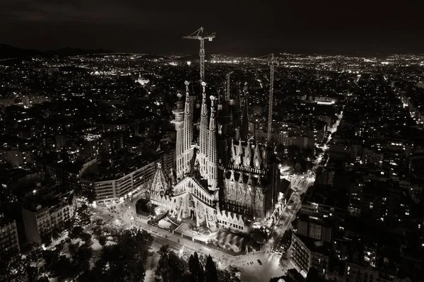 スペイン バルセロナの有名なランドマークとして夜のサグラダ ファミリア大聖堂の航空ビュー — ストック写真