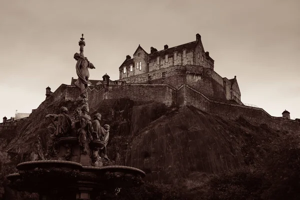Edinburgh Slott Med Fontän Som Den Berömda Staden Landmärke Förenade — Stockfoto