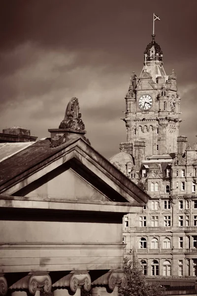Balmoral Hotel Klocktorn Med National Galleries Scotland Och Edinburgh Stadsutsikt — Stockfoto