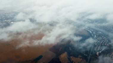 Bulutların üzerinde uçarken uçaktan görüntüle