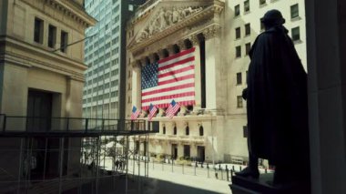 NEW YORK, ABD - APR 3, 2020: New York 'ta COVID-19 Coronavirus salgını sonucu az sayıda yaya ve trafik bulunan Wall Street finans bölgesindeki boş cadde.