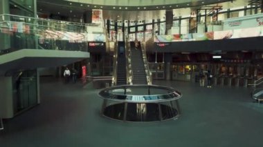 NEW YORK, ABD - APR 3, 2020: New York 'ta COVID-19 Coronavirus salgını sonucu az sayıda yayaya sahip Fulton Center iç görünümü.