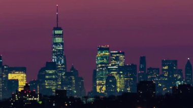 Mimariyle birlikte New York şehrinin ufuk çizgisi gün doğumunda