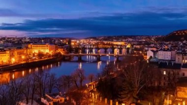 Çek Cumhuriyeti 'nde mimari ve kentsel zaman atlamalı Prag kenti silueti.