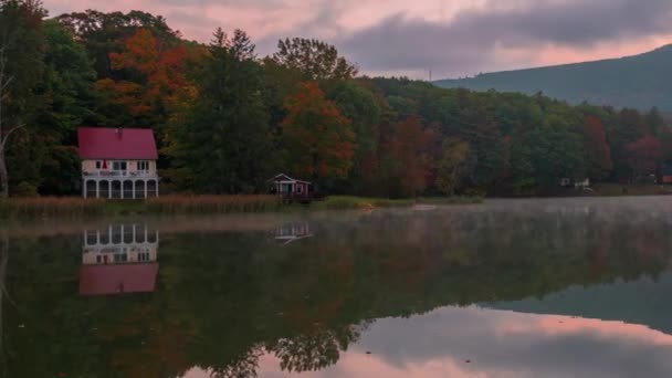 Время восхода солнца на озере — стоковое видео