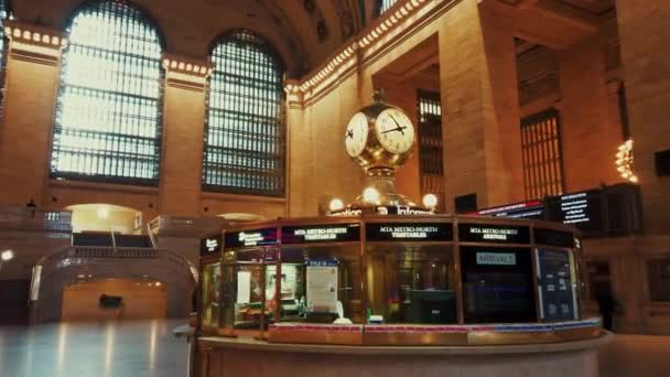 Rv3 2020年 由于Covid 19在纽约市的大中央总站的内部视野 很少有行人和车辆 — 图库视频影像