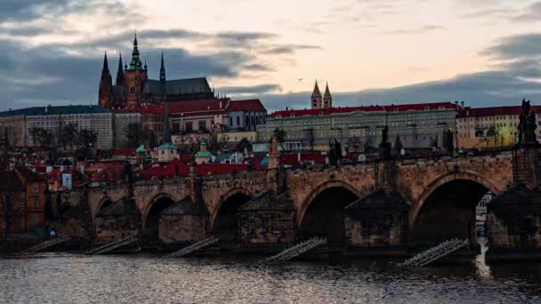 プラハ城カレル橋都市スカイライン建築と都市の時間経過ビューチェコ共和国 — ストック動画
