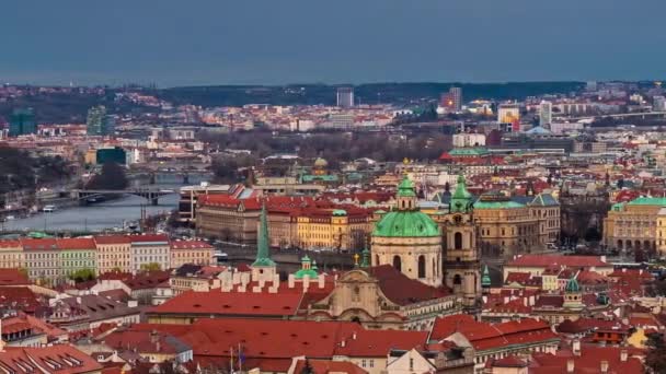 プラハ市内のスカイライン建築と都市のタイムラプスビューチェコ共和国 — ストック動画