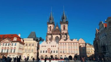 PRAG, CZECH Cumhuriyet - 14 MAR 2020: Tarihi kent mimarisi ile eski kent meydanı manzarası.