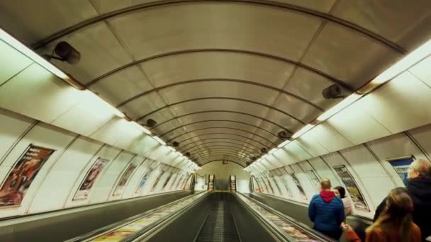 プラハ チェコ共和国 2020年3月14日 地下鉄駅内装エスカレーター — ストック動画