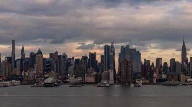 Mimari zaman aşımına uğramış New York şehrinin gökyüzü manzarası