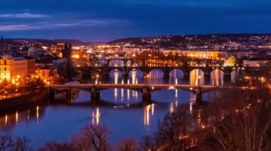 Prag kenti, Çek Cumhuriyeti 'nde ufuk çizgisi mimarisi ve köprü zaman aşımı manzarası.