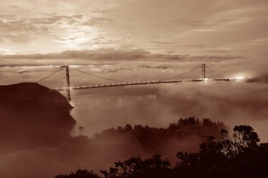 Golden Gate Köprüsü ve sis San Francisco 'da sabahın erken saatlerinde