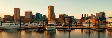 Baltimore şehir binalarıyla iç liman manzarası.