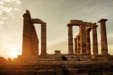 Atina, Yunanistan yakınlarındaki Poseidon Tapınağı gün batımında.