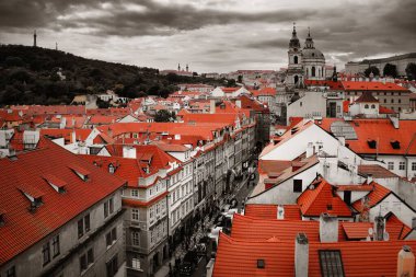 Prag Ufuk Çizgisi Çatı Manzarası Çek Cumhuriyeti 'nde kilise ve kubbe.
