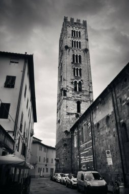İtalya 'da çan kulesi olan Lucca caddesi manzarası