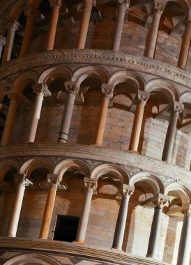 İtalya 'nın Pisa şehrinde geceleri yakın çekim kulesi dünya çapında bilinen bir simgedir..