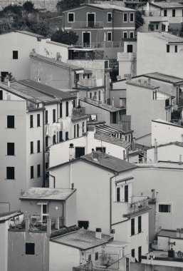 İtalya 'nın Cinque Terre kentindeki dağdan Riomaggiore izlendi.