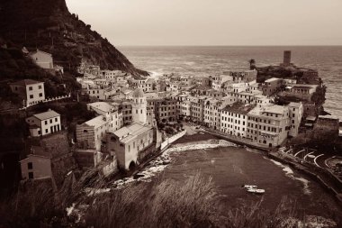 Vernazza Körfezi 'nde Cinque Terre, İtalya' da kayalıklar üzerinde binalar var..