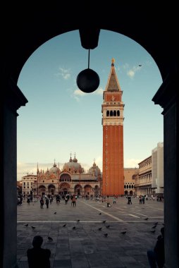 İtalya, Venedik 'teki Piazza San Marco' da koridor manzarası.