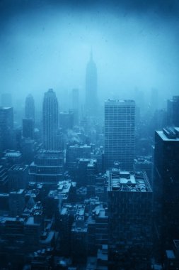 New York şehri kar fırtınasında tarihi mimari ile şehir manzarası