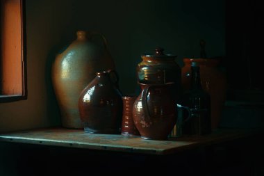 Potter eski evdeki masaya yakın çekim yapıyor.