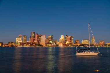 Boston gece Massachusettes ABD 'deki tarihi binalarla gökyüzü manzarası