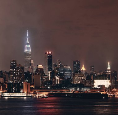 Manhattan şehir merkezi gökdelenleri ve New York City gökyüzü geceleri sisli.